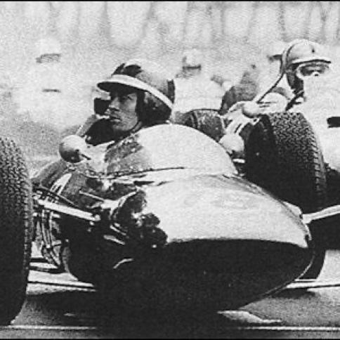 Jim sur la grille de départ, la tête tournée vers son stand... Jim sur la grille de départ, la tête tournée vers son stand...